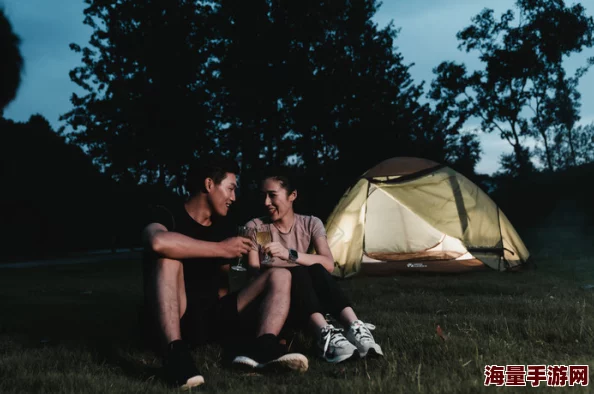 夫妇野外交换激情惊喜：露营地邂逅浪漫夜晚