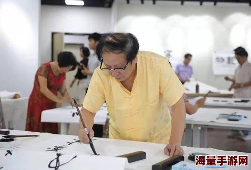 在厨房里被挺进最近发现了一种可以一边做饭一边健身的智能厨具