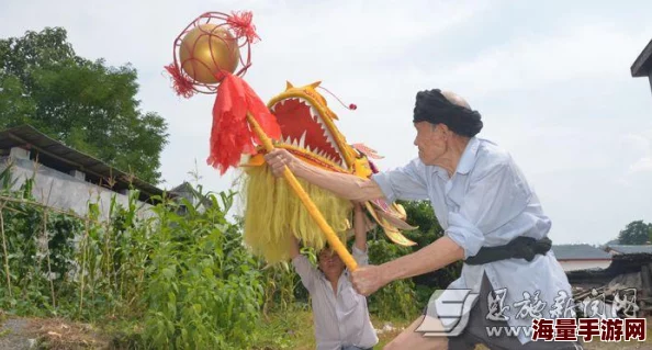 三个老头玩两个老太近日，三位老者与两位老太太在公园内举行了一场趣味运动会，吸引了众多围观者。