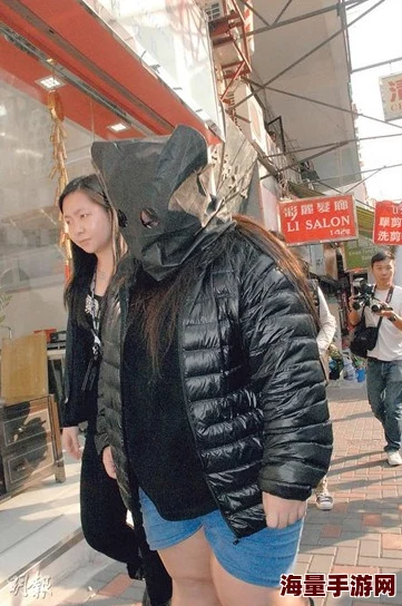 香港妇女搡BBBB搡BB路人目睹全程竟无人阻止引发网络热议