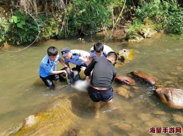 美女被溪水冲走险些溺亡幸遇好心人相救