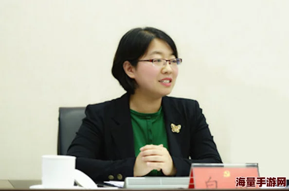 高校长白洁据说是位才貌双全的女强人爱好文学和音乐