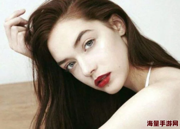 欧美女同网站据传某知名女歌手与其造型师秘密交往中